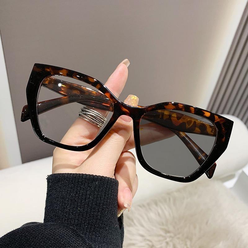 Photochromic Blue Light Blocking Glasses Women Trendy Leopard Cat-eye Frame Anti-Blue Light Glasses Computer Glasses Eye Protect леопардовий
Photochromic Blue Light Blocking Glasses Women Trendy Leopard Cat-eye Frame Anti-Blue Light Glasses Computer Glasses Eye Protect леопардовий