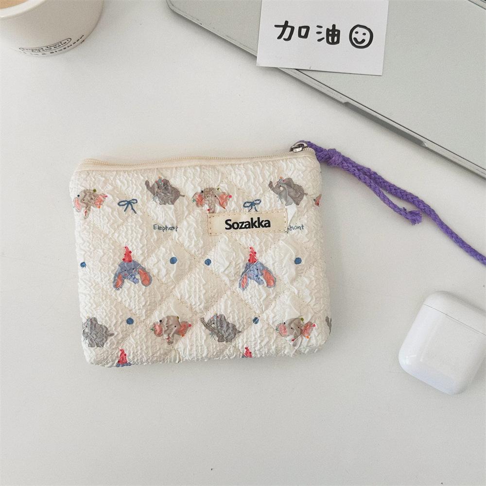 Маленькая свежая цветочная стеганая хлопковая сумка для смены одежды милая мини портативная дорожная сумка с широким горлом красный конверт сумка для хранения
Маленькая свежая цветочная стеганая хлопковая сумка для смены одежды милая мини портативная дорожная сумка с широким горлом красный конверт сумка для хранения