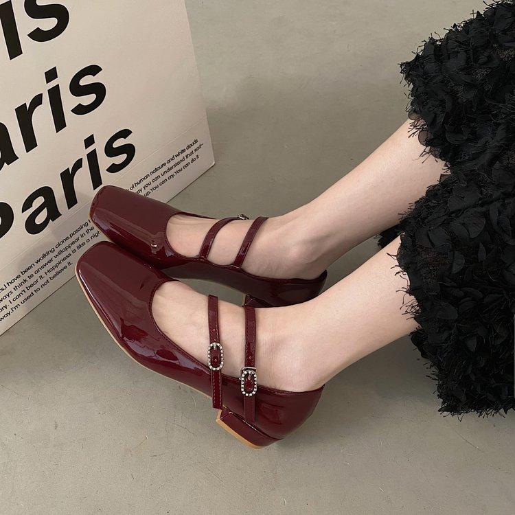 Mary Jane shoes women s 2025 early spring new thick heel patent leather French retro with skirt shallow mouth single shoes small leather shoes 39 бордовий
Mary Jane shoes women s 2025 early spring new thick heel patent leather French retro with skirt shallow mouth single shoes small leather shoes 39 бордовий