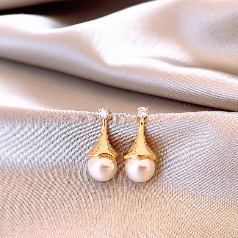 Pearl earrings women s simple light luxury stud earrings high-end fashion versatile earrings
Pearl earrings women s simple light luxury stud earrings high-end fashion versatile earrings