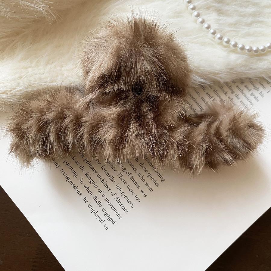 Autumn and winter new acrylic plush grab clip gentle temperament elegant versatile shark clip hairpin hair accessories women
Autumn and winter new acrylic plush grab clip gentle temperament elegant versatile shark clip hairpin hair accessories women