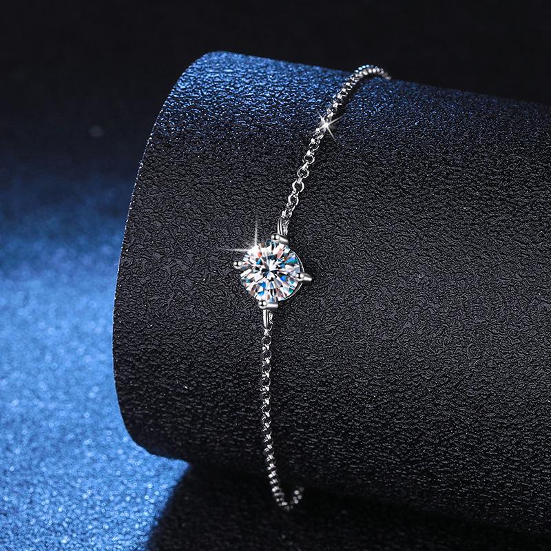 Women s Classic Instagram Style S925 Sterling Silver Bracelet with One Carat D Color Moissanite, Four-Prong Design, Light Luxury Fashion. 6.5mm High Carbon Stone
Women s Classic Instagram Style S925 Sterling Silver Bracelet with One Carat D Color Moissanite, Four-Prong Design, Light Luxury Fashion. 6.5mm High Carbon Stone