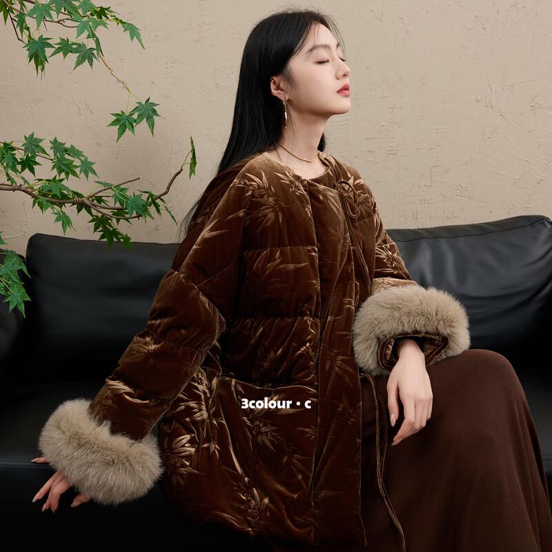 Женская велюровая куртка средней длины на утином пуху SanCai M
Женская велюровая куртка средней длины на утином пуху SanCai M