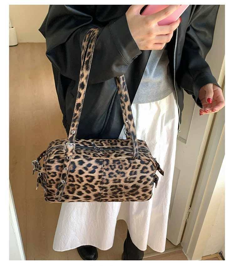 South Korea s Simple Niche High-end Leopard Print Handbag Fashionable Shoulder Bag Boston Pillow Trendy 31x11x15 single package темно-коричневого кольору
South Korea s Simple Niche High-end Leopard Print Handbag Fashionable Shoulder Bag Boston Pillow Trendy 31x11x15 single package темно-коричневого кольору