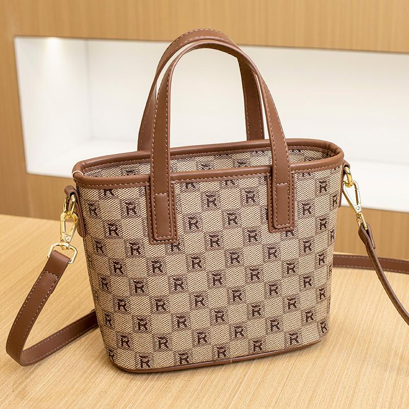Korean Version of Simple Women s Bag New Summer Vegetable Basket Handbag Handbag One Shoulder Crossbody Bag Fashionable Printed Bucket Bag
Korean Version of Simple Women s Bag New Summer Vegetable Basket Handbag Handbag One Shoulder Crossbody Bag Fashionable Printed Bucket Bag