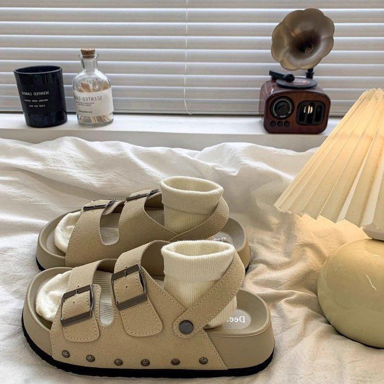 Retro belt buckle sandals women s outer wear 2025 summer new fashion high-end sense thick-soled versatile two wear cool slippers 40
Retro belt buckle sandals women s outer wear 2025 summer new fashion high-end sense thick-soled versatile two wear cool slippers 40