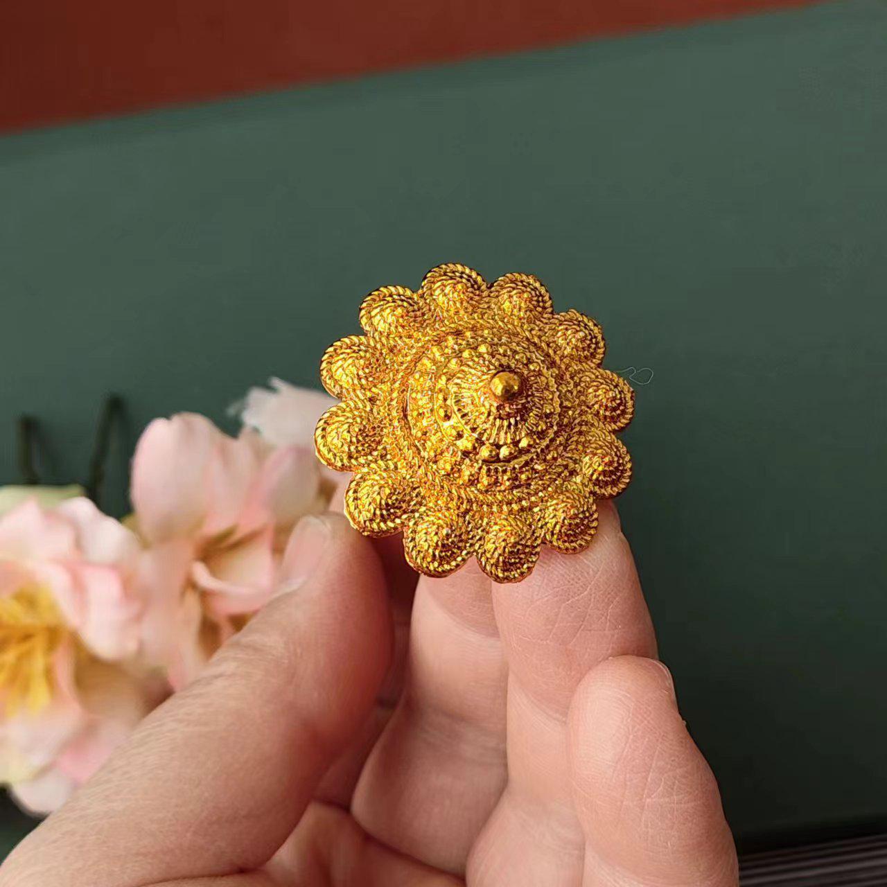 Exotic Round Hair Stick: Retro Thai-Myanmar-Laos Style Hairpin Accessory
Exotic Round Hair Stick: Retro Thai-Myanmar-Laos Style Hairpin Accessory
