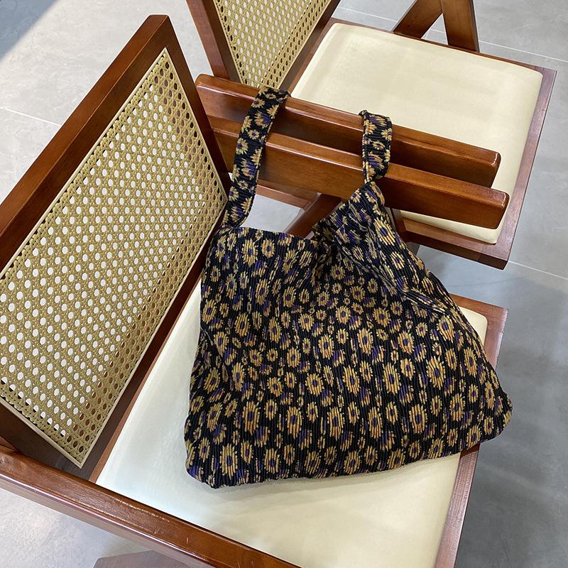 Fashion Versatile Women s Shoulder Bags Commute Leopard Print Ladies Shopping Tote Simple Portable Pleated Female Handbags Purse
Fashion Versatile Women s Shoulder Bags Commute Leopard Print Ladies Shopping Tote Simple Portable Pleated Female Handbags Purse
