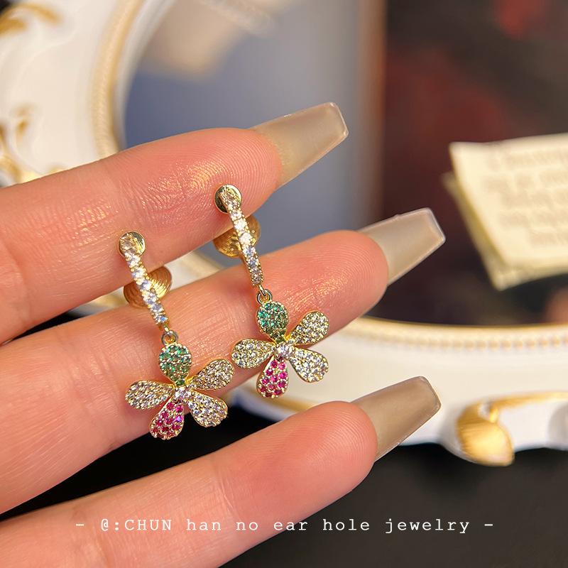 Color zircon micro-inlaid multicolored flower earrings, elegant temperament, unique earclips, high-end sense, no ear piercings earrings.
Color zircon micro-inlaid multicolored flower earrings, elegant temperament, unique earclips, high-end sense, no ear piercings earrings.