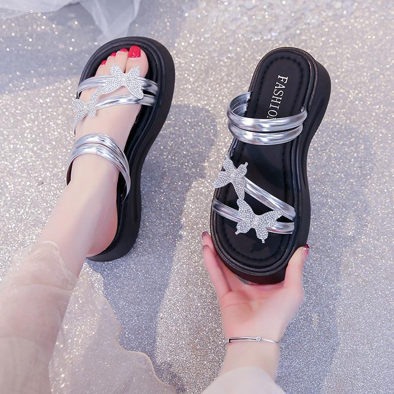 2025 summer new fairy wind cool slippers female casual rhinestone bow beach platform two wear women s sandals tide 40
2025 summer new fairy wind cool slippers female casual rhinestone bow beach platform two wear women s sandals tide 40