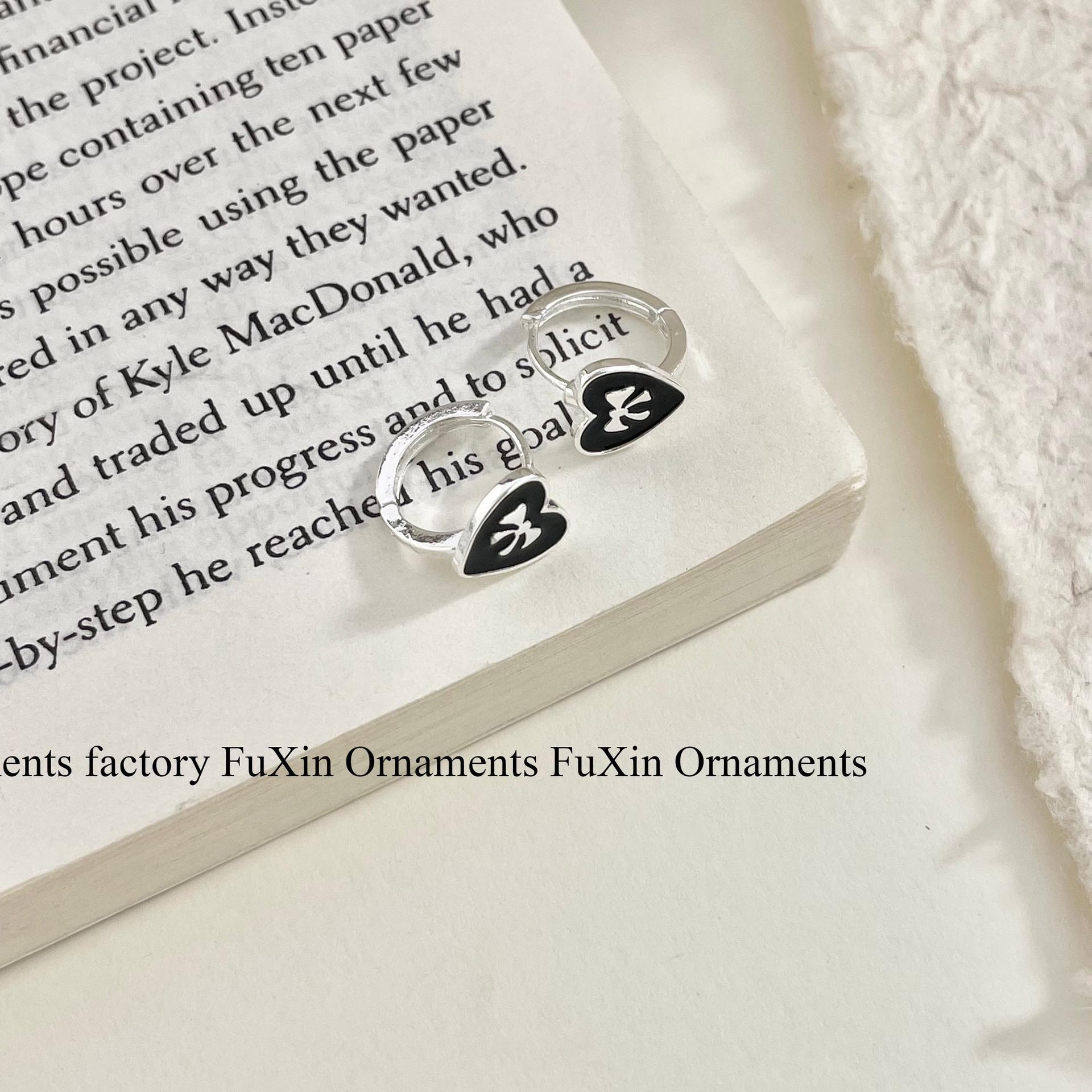 Серьги-бантики в форме сердца с черной глазурью для женщин: Просто, универсально и модно Heart earrings
Серьги-бантики в форме сердца с черной глазурью для женщин: Просто, универсально и модно Heart earrings