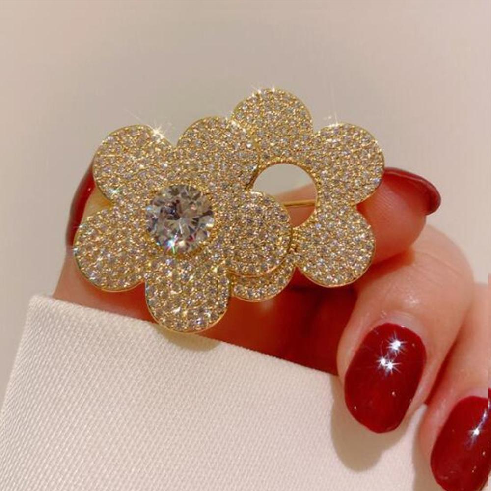 Simple Double Flower Crystal Brooches for Women Girls Full of Rhinestone Decoration Lapel Pins Delicate Plant Corsage Wedding золотий
Simple Double Flower Crystal Brooches for Women Girls Full of Rhinestone Decoration Lapel Pins Delicate Plant Corsage Wedding золотий
