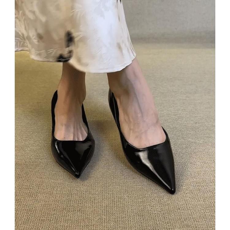 Cowhide black pointed leather shoes thick heel single shoes women s shallow mouth middle heel women s shoes commuter versatile work shoes 34
Cowhide black pointed leather shoes thick heel single shoes women s shallow mouth middle heel women s shoes commuter versatile work shoes 34