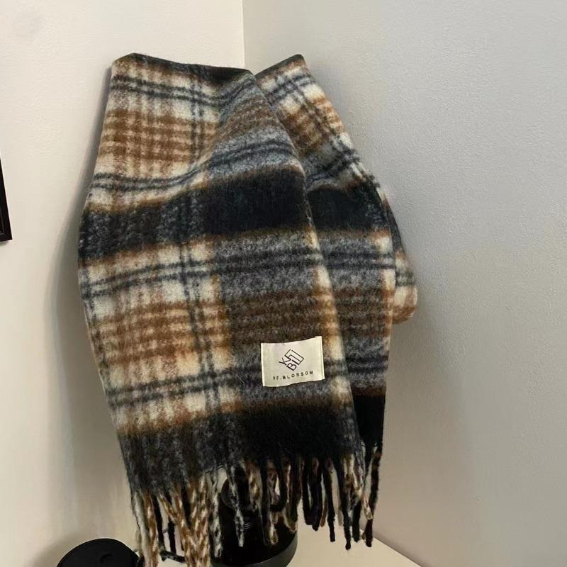 Autumn and winter women s imitation cashmere scarf, light luxury quality soft and warm plaid English shawl, thickened scarf 50*210cm (including tassels)
Autumn and winter women s imitation cashmere scarf, light luxury quality soft and warm plaid English shawl, thickened scarf 50*210cm (including tassels)