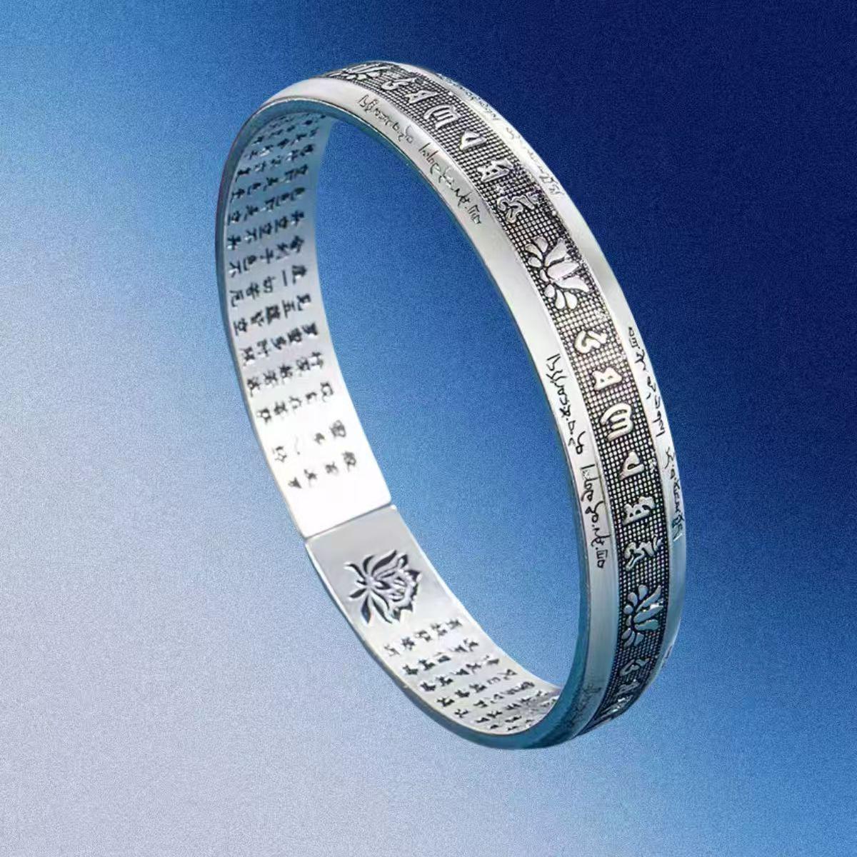 Браслет-манжета «Сутра Сердца Праджняпарамиты» с шестислоговой мантрой Alloy
Браслет-манжета «Сутра Сердца Праджняпарамиты» с шестислоговой мантрой Alloy