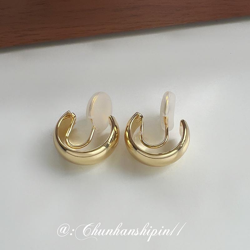Metal smooth surface painless ear clips, mosquito coil disc, high-end sense light luxury earrings, women s fashion versatile circles
Metal smooth surface painless ear clips, mosquito coil disc, high-end sense light luxury earrings, women s fashion versatile circles