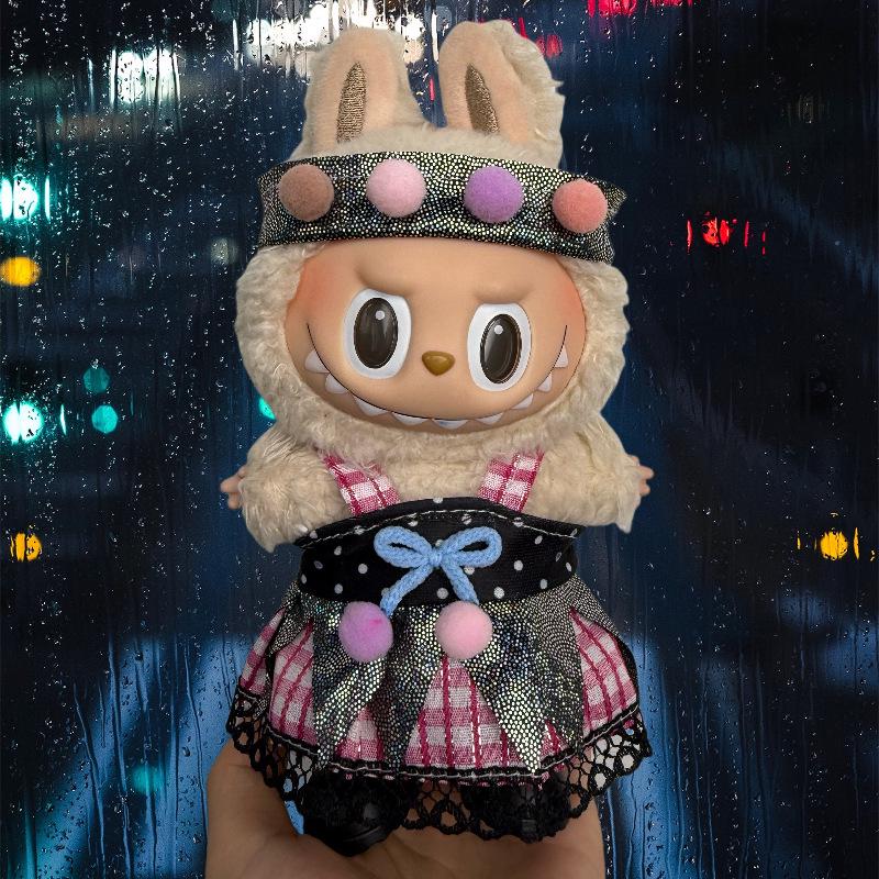 Одежда для кукол Лабубу: Костюм с юбкой из плюша или винила 17 см, подходит для одного, двух и трех поколений Purple & Splendid (Headband+Skirt)
Одежда для кукол Лабубу: Костюм с юбкой из плюша или винила 17 см, подходит для одного, двух и трех поколений Purple & Splendid (Headband+Skirt)