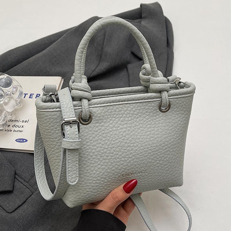 Хит продаж этого года, корейская мода, простой стиль, узор личи, портативная сумка-ведро, высокое чувство, универсальный темперамент, женская сумка-мессенджер
Хит продаж этого года, корейская мода, простой стиль, узор личи, портативная сумка-ведро, высокое чувство, универсальный темперамент, женская сумка-мессенджер