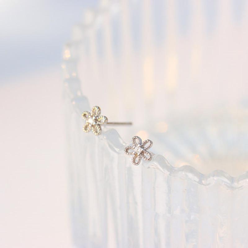 925 Sterling Silver Korean Small Fresh Sweet Hollow Flowers Micro-set Zircon Earrings for Women Jewelry Gift серебряный
925 Sterling Silver Korean Small Fresh Sweet Hollow Flowers Micro-set Zircon Earrings for Women Jewelry Gift серебряный
