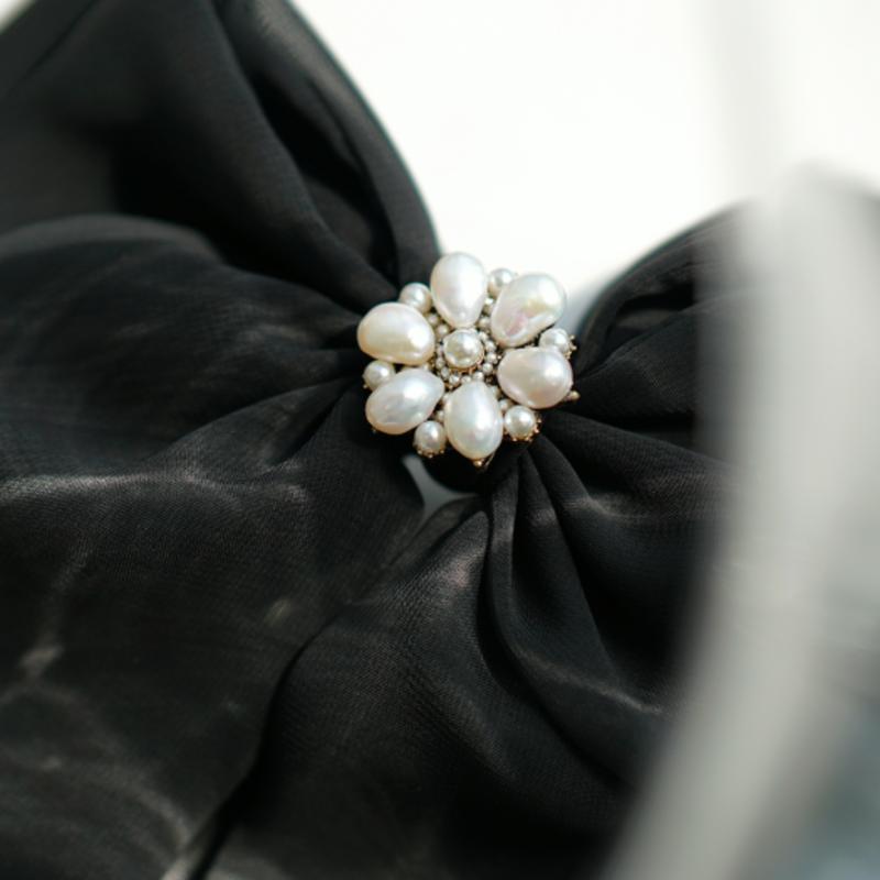 LUDE Pearl Chiffon Ribbon Pin Black
LUDE Pearl Chiffon Ribbon Pin Black