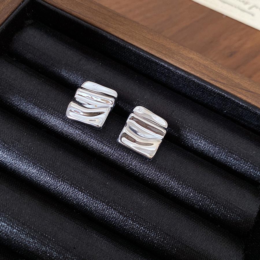 Steel needle acrylic square pleated stud earrings are cold, fashionable and versatile earrings, light luxury and high-end earrings for women
Steel needle acrylic square pleated stud earrings are cold, fashionable and versatile earrings, light luxury and high-end earrings for women