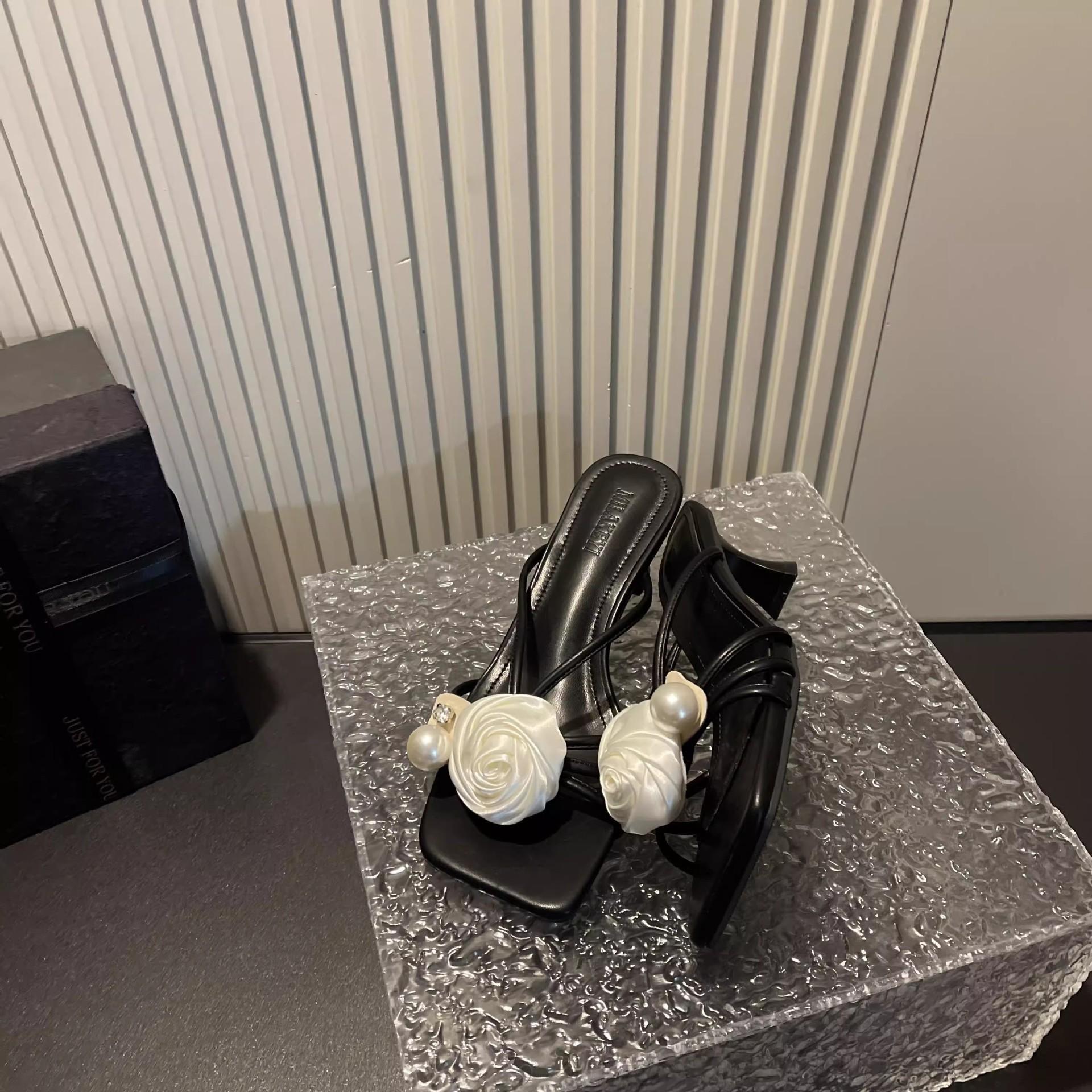 Лето 2025 новый жемчужный цветок модные универсальные квадратный носок французская знаменитость высокий каблук римские сандалии женские крутые шлепанцы 39 чёрный
Лето 2025 новый жемчужный цветок модные универсальные квадратный носок французская знаменитость высокий каблук римские сандалии женские крутые шлепанцы 39 чёрный