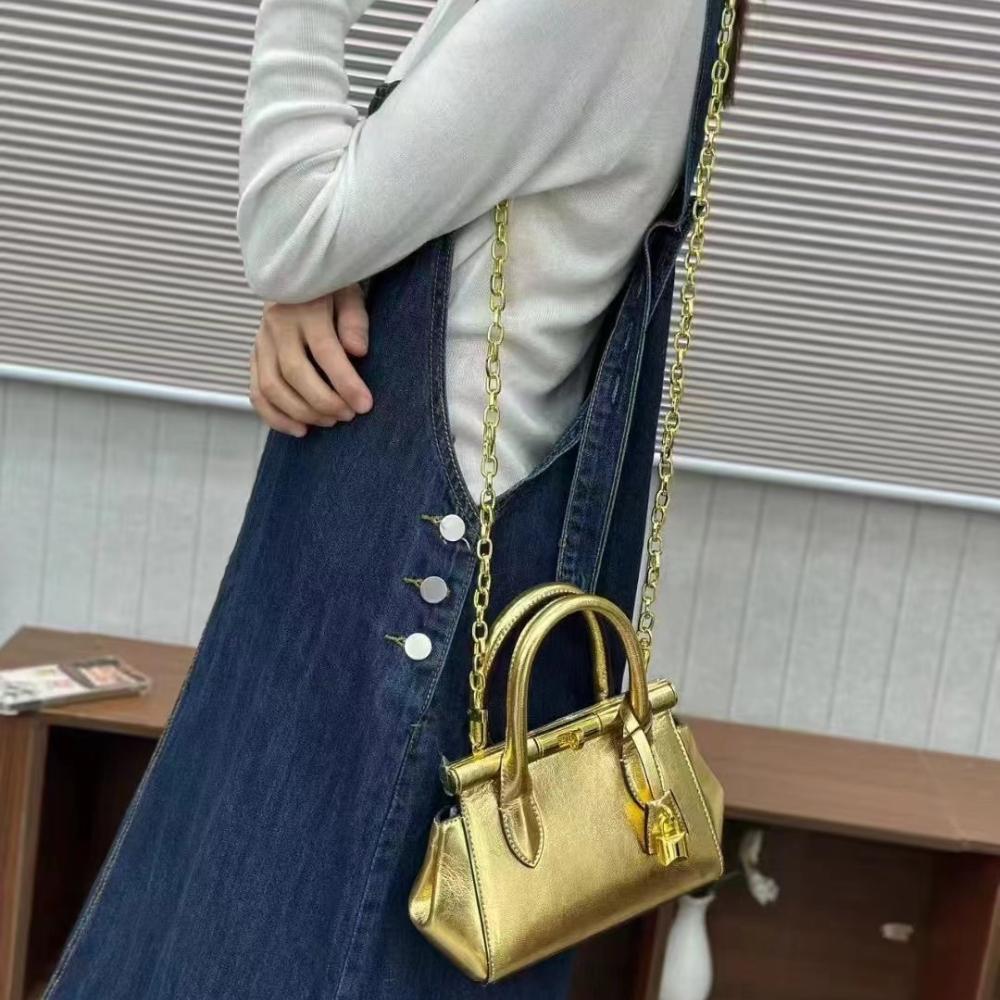 Rotating Buckle 2026 Women s Bag Light Luxury Texture Hand-held Cowhide Handbag Women s Versatile Crossbody Bag 24*8*15 золотой
Rotating Buckle 2026 Women s Bag Light Luxury Texture Hand-held Cowhide Handbag Women s Versatile Crossbody Bag 24*8*15 золотой