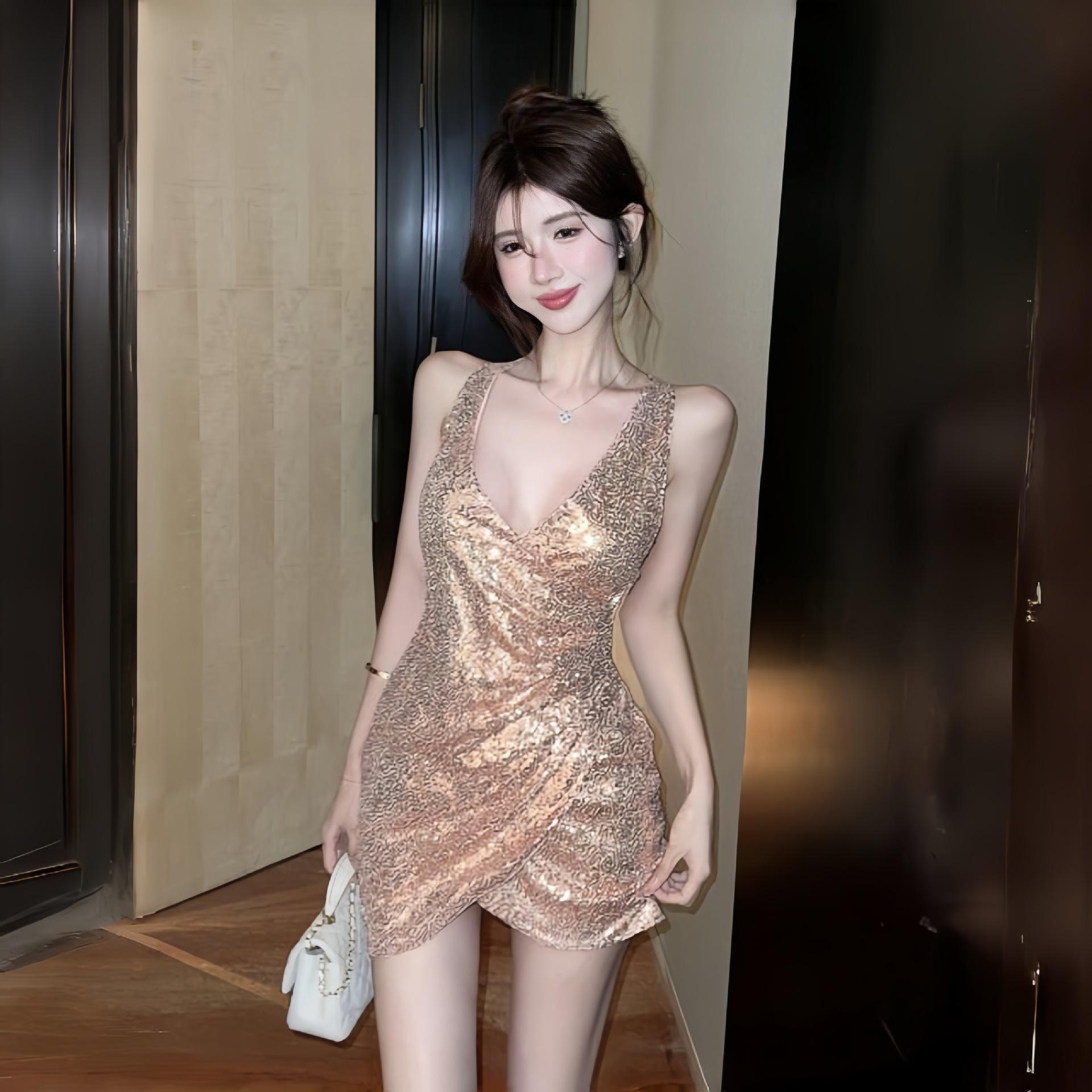 Large size irregular sequin suspender dress female summer hottie sexy neck hip skirt pure desire midnight charm M code 40-60kg
Large size irregular sequin suspender dress female summer hottie sexy neck hip skirt pure desire midnight charm M code 40-60kg