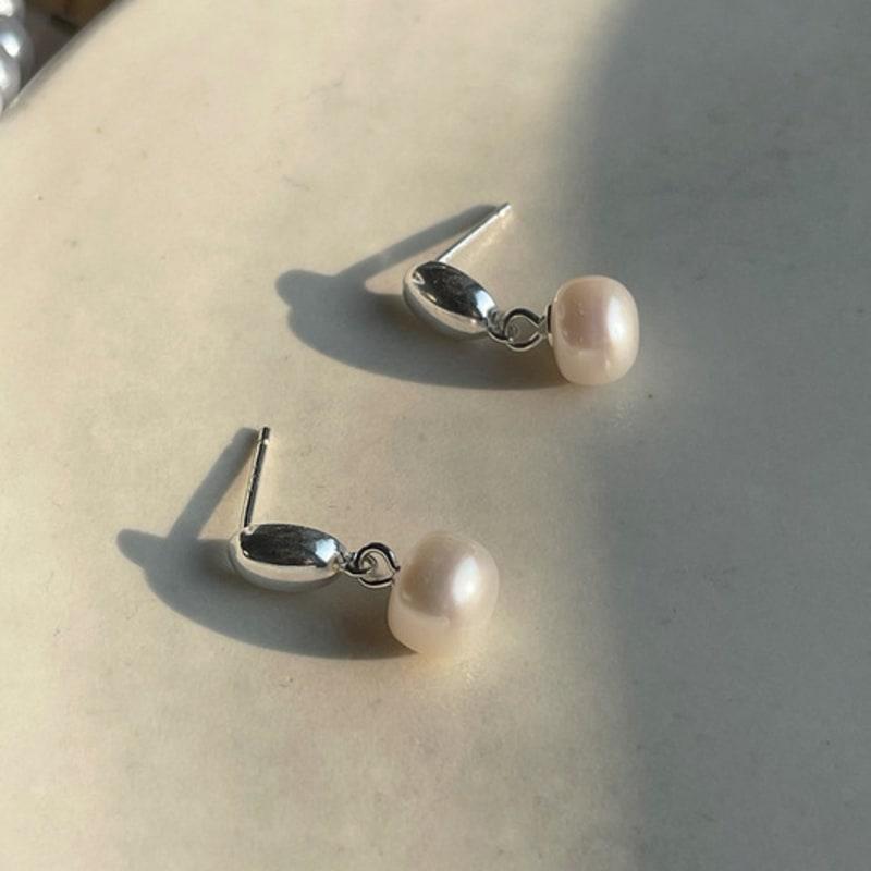 MARQUEMENT Oval drop pearl earrings Silver
MARQUEMENT Oval drop pearl earrings Silver