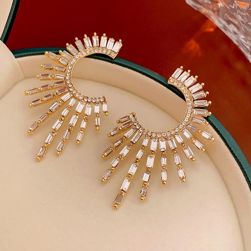 Серьги-пусеты с подвеской в виде капли бриллианта Серебряная игла - Винтажный роскошный дизайн
Серьги-пусеты с подвеской в виде капли бриллианта Серебряная игла - Винтажный роскошный дизайн