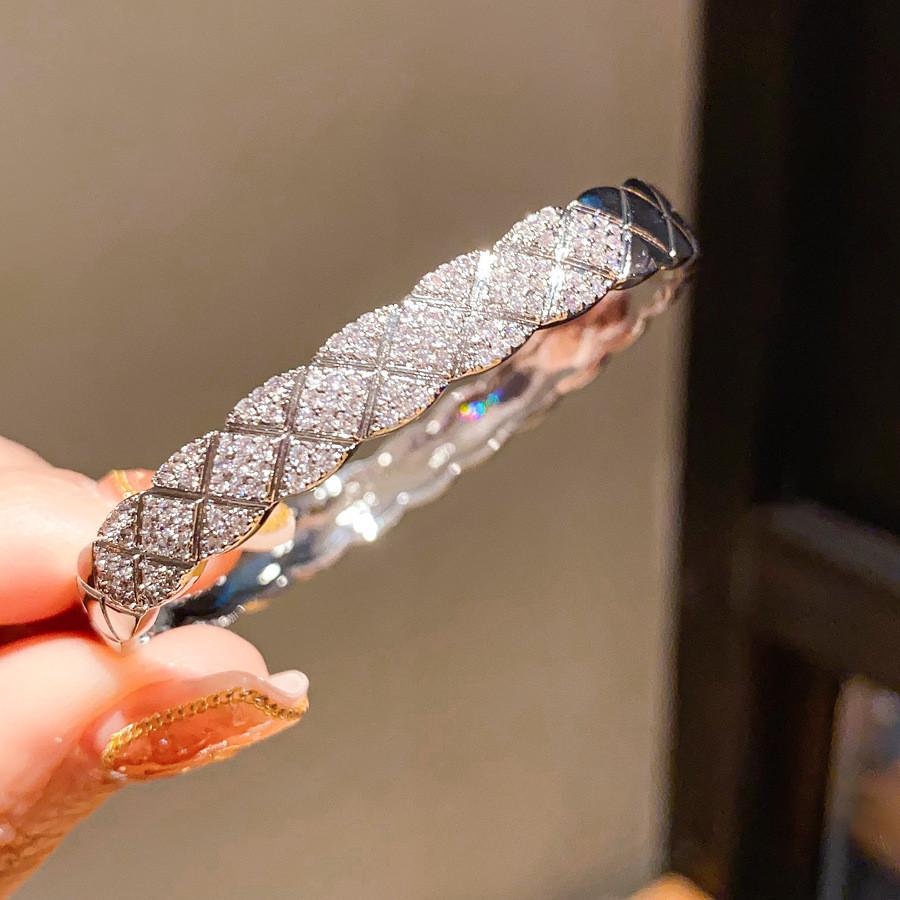 Gold Plated Copper Zircon Mesh Bangle With Minimalist Design For Daily Wear срібний
Gold Plated Copper Zircon Mesh Bangle With Minimalist Design For Daily Wear срібний