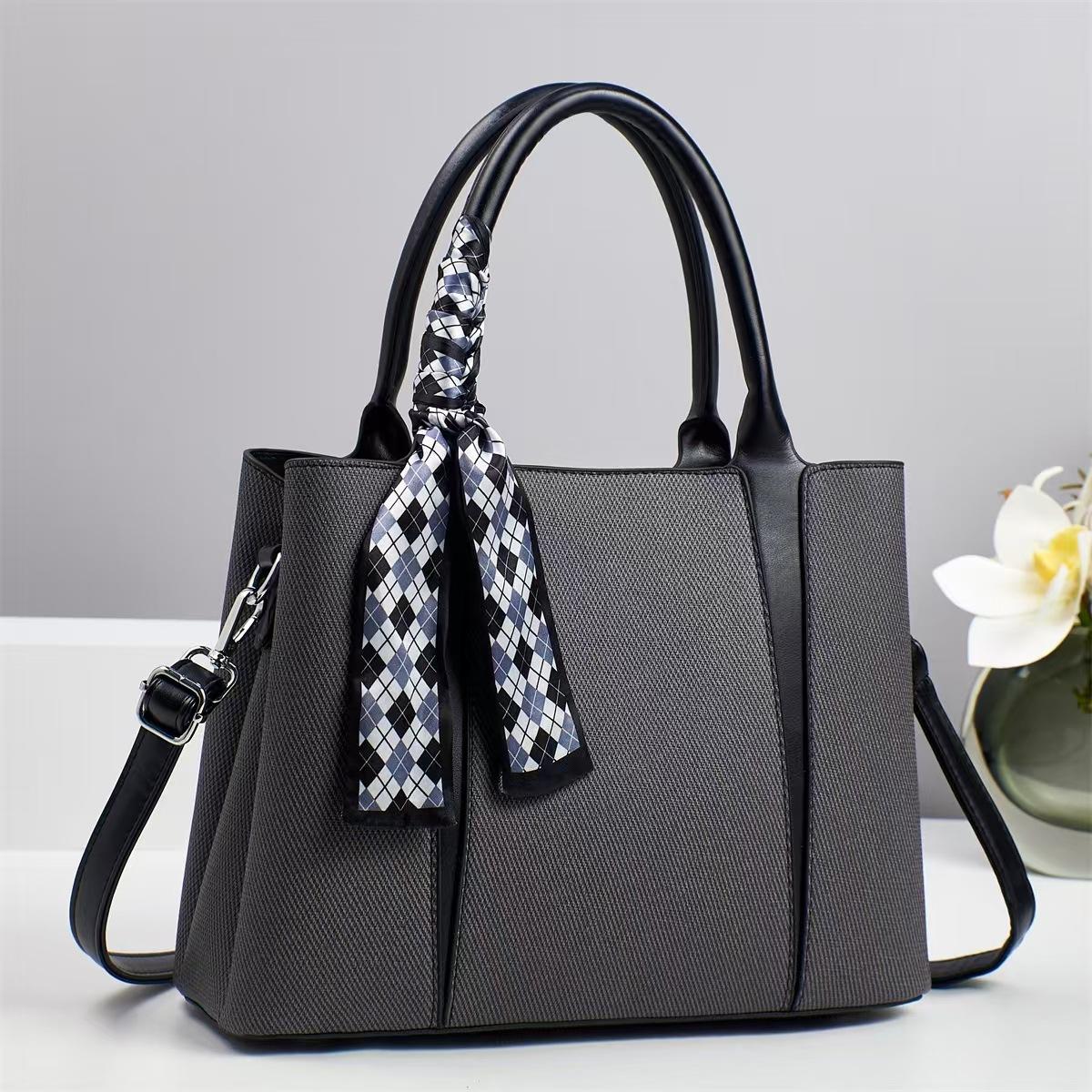 New elegant large-capacity shoulder bag collision color design Europe and the United States trend of multi-clamp handbag чёрный
New elegant large-capacity shoulder bag collision color design Europe and the United States trend of multi-clamp handbag чёрный