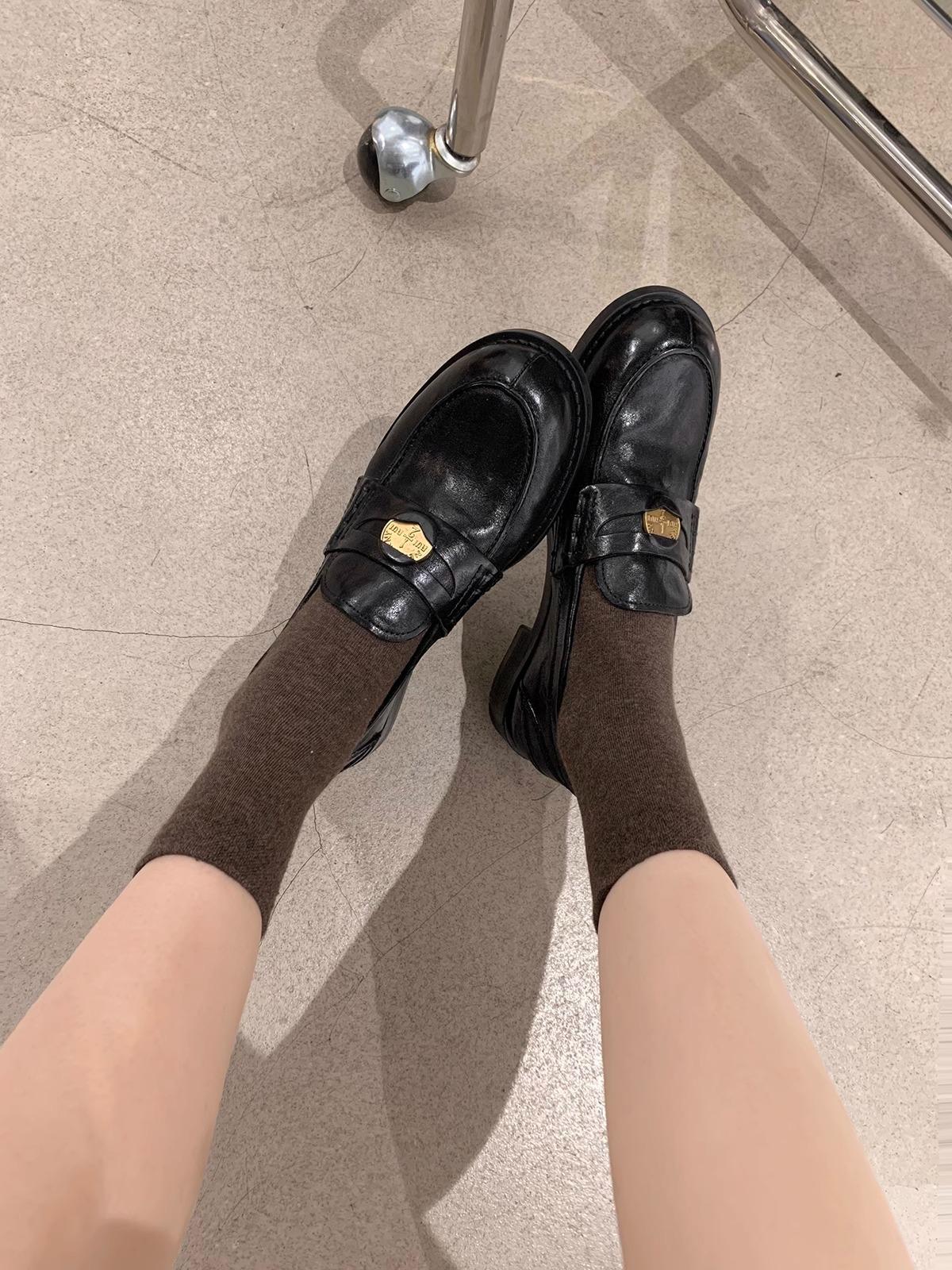 All cowhide leather retro round head small gold coin lazy British style loafers single shoes women s leather platform small leather shoes 35
All cowhide leather retro round head small gold coin lazy British style loafers single shoes women s leather platform small leather shoes 35