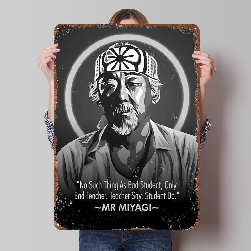 МИСТЕР МИЯГИ Современные цитаты поп-культуры Металлический постер Эстетический декор комнаты Мужские Металлические жестяные таблички на заказ для декора стен Ретро искусство Бар 20x30cm(7.8x11.8inch)
МИСТЕР МИЯГИ Современные цитаты поп-культуры Металлический постер Эстетический декор комнаты Мужские Металлические жестяные таблички на заказ для декора стен Ретро искусство Бар 20x30cm(7.8x11.8inch)