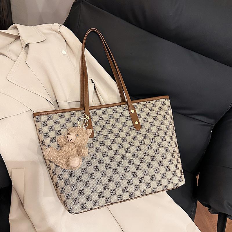Winter new temperament commuter underarm tote bag niche design fashionable portable shoulder bag Without pendant хакі
Winter new temperament commuter underarm tote bag niche design fashionable portable shoulder bag Without pendant хакі