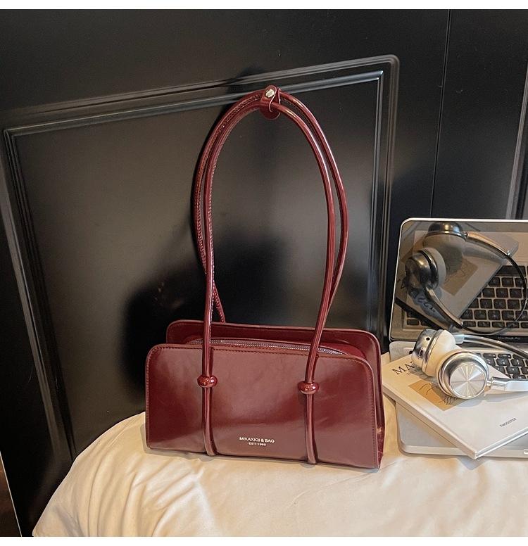 This year, niche medieval underarm bags are popular for women s new high-end retro oil wax leather portable shoulder tote bags.
This year, niche medieval underarm bags are popular for women s new high-end retro oil wax leather portable shoulder tote bags.