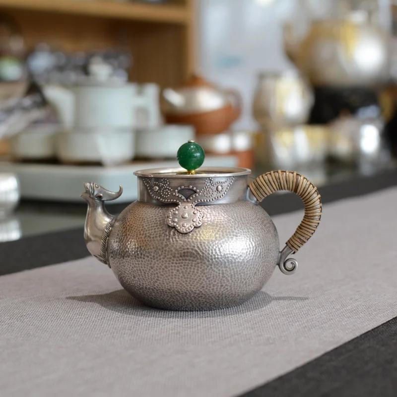 Чайник в виде пасти зверя, старый узор из молотка, серебряный горшок из серебра 999 пробы, ручная работа, китайское настольное украшение с ручкой-печатью
Чайник в виде пасти зверя, старый узор из молотка, серебряный горшок из серебра 999 пробы, ручная работа, китайское настольное украшение с ручкой-печатью