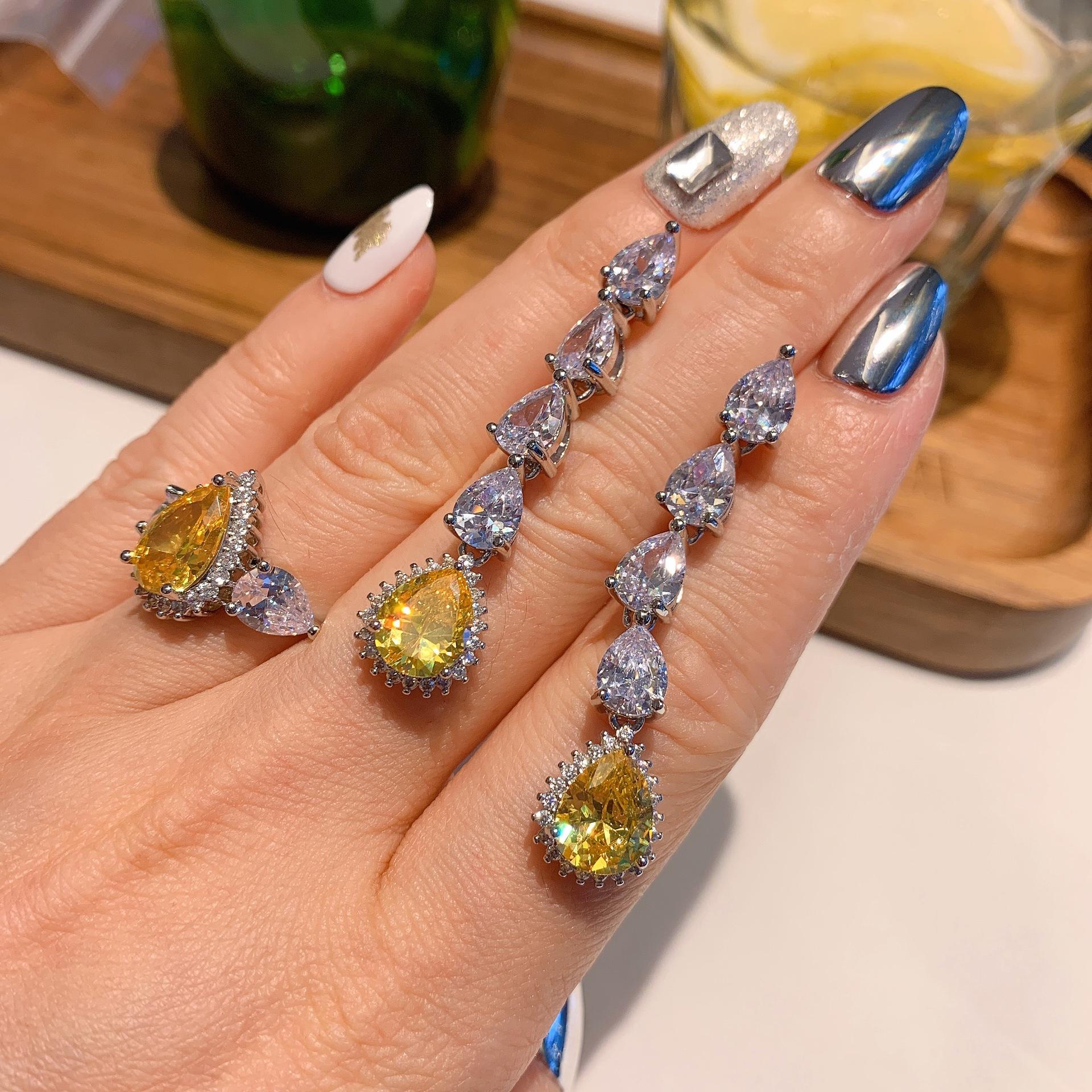Ювелирные изделия Spot Temperament Retro Ring Color Treasure Model Популярная имитация желтого бриллианта Water Drop Retro Model
Ювелирные изделия Spot Temperament Retro Ring Color Treasure Model Популярная имитация желтого бриллианта Water Drop Retro Model