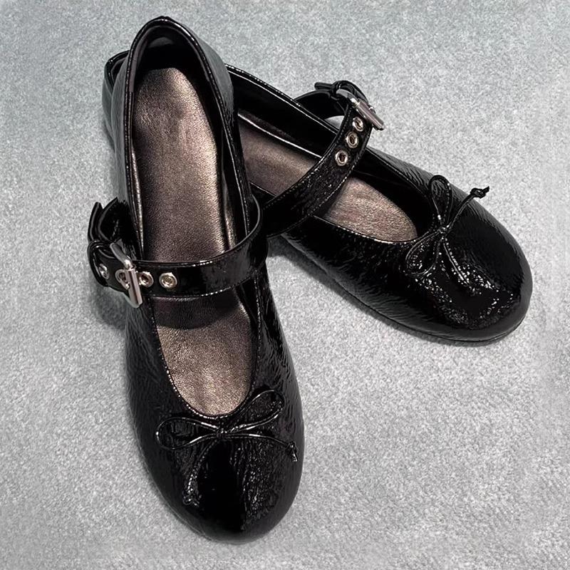 Miu s same retro patent leather round head flat bottom word with bow versatile women s single shoes commuting ol 34
Miu s same retro patent leather round head flat bottom word with bow versatile women s single shoes commuting ol 34