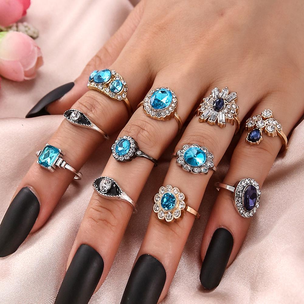 European & American Two-Tone Ring: Fashionable Blue & Black Gemstones with Micro-Paved Rhinestones in Gold & Silver for Women.
European & American Two-Tone Ring: Fashionable Blue & Black Gemstones with Micro-Paved Rhinestones in Gold & Silver for Women.
