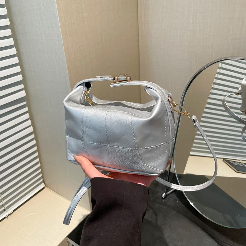 Дизайнерская женская сумка-мессенджер из мягкой кожи для通勤, носимая под мышкой на плече, новая модная универсальная сумка-подушка 2025 года, большая вместимость серебряный