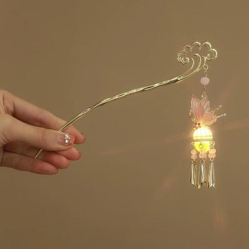 Светящаяся заколка для волос в виде цветка для женщин, креативная заколка-палочка для волос с кисточкой-фонариком в виде лотоса, винтажный китайский стиль, металлический аксессуар для волос
Светящаяся заколка для волос в виде цветка для женщин, креативная заколка-палочка для волос с кисточкой-фонариком в виде лотоса, винтажный китайский стиль, металлический аксессуар для волос