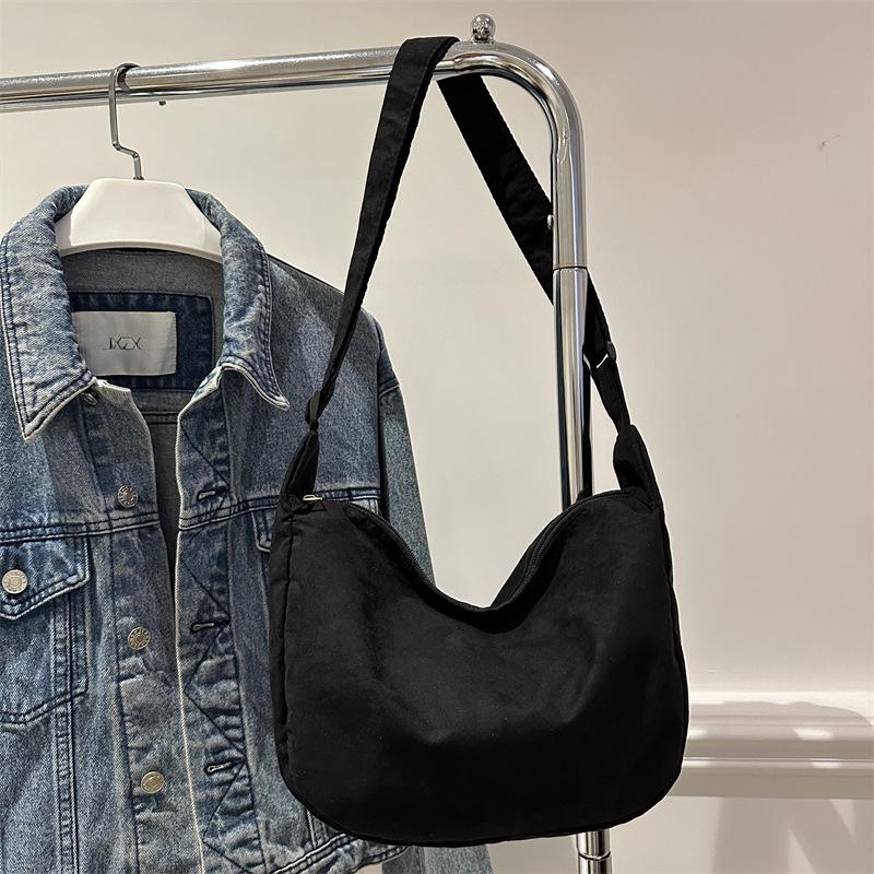 Повседневная сумка-мессенджер 2025 новая простая вместительная сумка-тоут из ткани Оксфорд, женская сумка высокой ценности, сумка на плечо чёрный
Повседневная сумка-мессенджер 2025 новая простая вместительная сумка-тоут из ткани Оксфорд, женская сумка высокой ценности, сумка на плечо чёрный