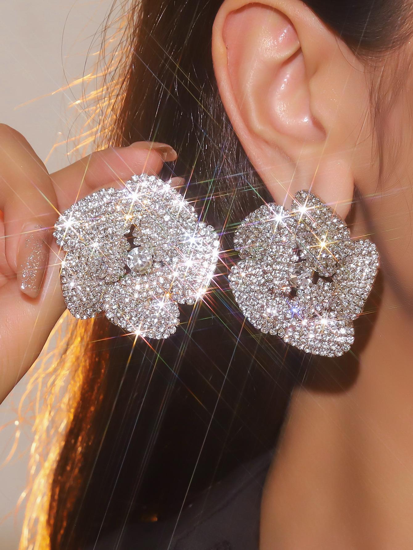 «Черные невыцветающие серьги-кольца большого размера для женщин с яркой индивидуальностью»
«Черные невыцветающие серьги-кольца большого размера для женщин с яркой индивидуальностью»