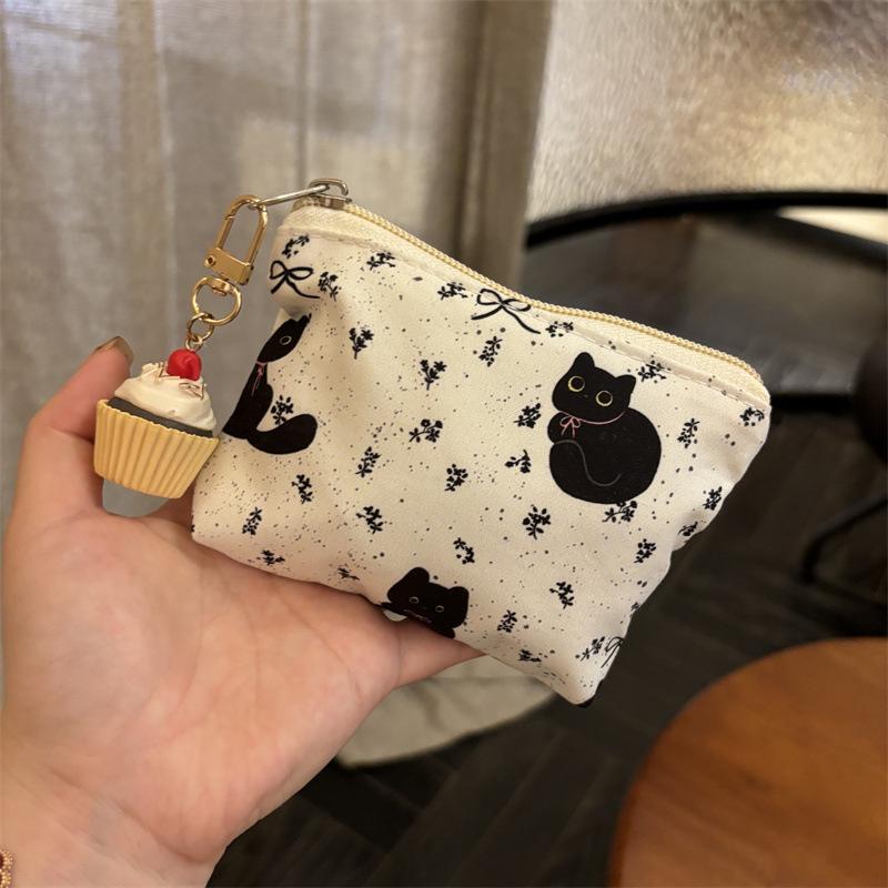 Универсальная косметичка для кошек: Большая вместимость для помады, наушников, средств гигиены и монет
Универсальная косметичка для кошек: Большая вместимость для помады, наушников, средств гигиены и монет