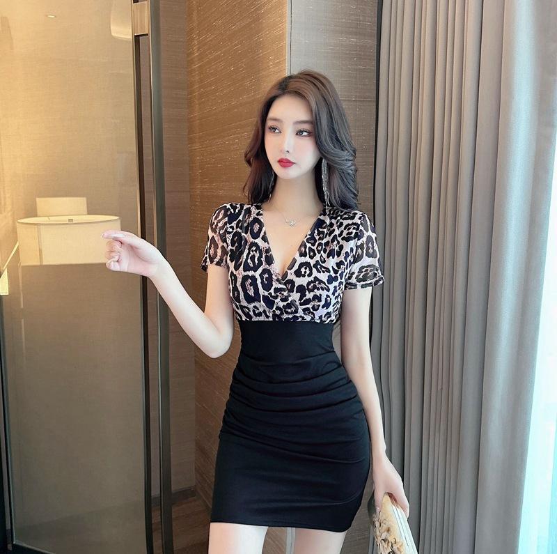 Female summer temperament socialite sexy V-neck splicing pleated slim-fitting waist-wrapped hip floral dress L леопард друку кольору
Female summer temperament socialite sexy V-neck splicing pleated slim-fitting waist-wrapped hip floral dress L леопард друку кольору
