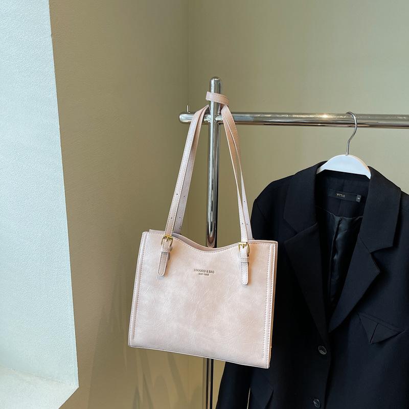 Retro red wedding bride large-capacity bag women s 2025 new autumn and winter versatile commuter shoulder bag tote bag 28*10*23
Retro red wedding bride large-capacity bag women s 2025 new autumn and winter versatile commuter shoulder bag tote bag 28*10*23