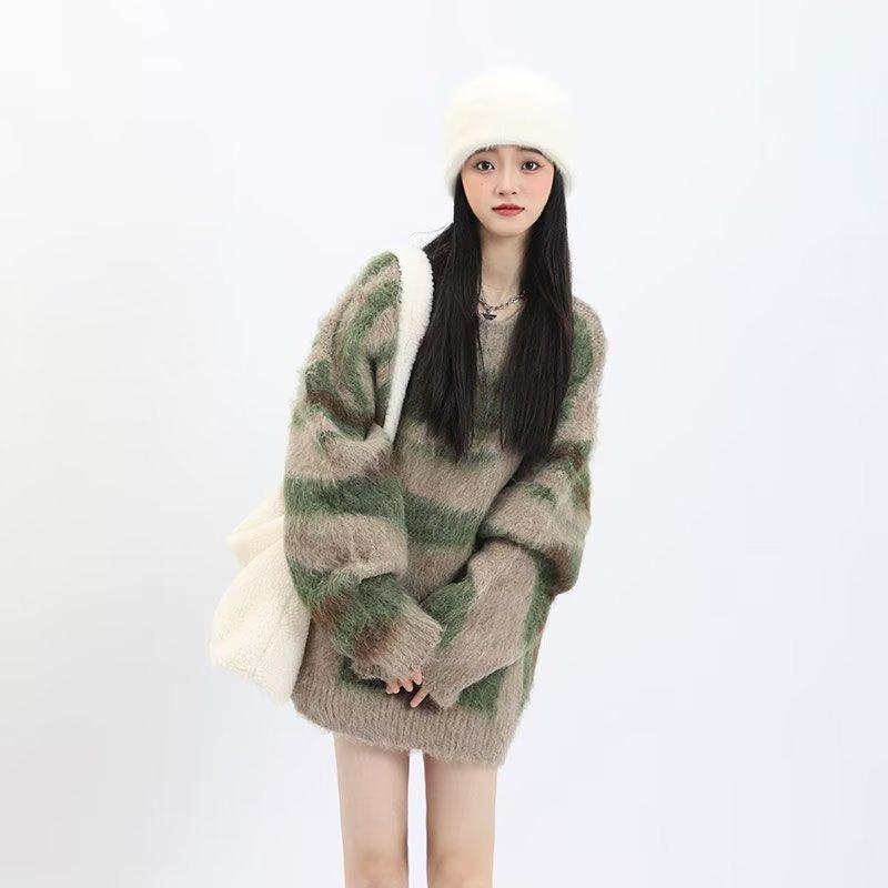 Мягкие и восковые свитера контрастных цветов для мужчин и женщин.
Мягкие и восковые свитера контрастных цветов для мужчин и женщин.