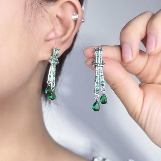 New light luxury high-end earrings, elegant temperament, niche design, fashionable ear rope, water drop earrings, ear jewelry
New light luxury high-end earrings, elegant temperament, niche design, fashionable ear rope, water drop earrings, ear jewelry