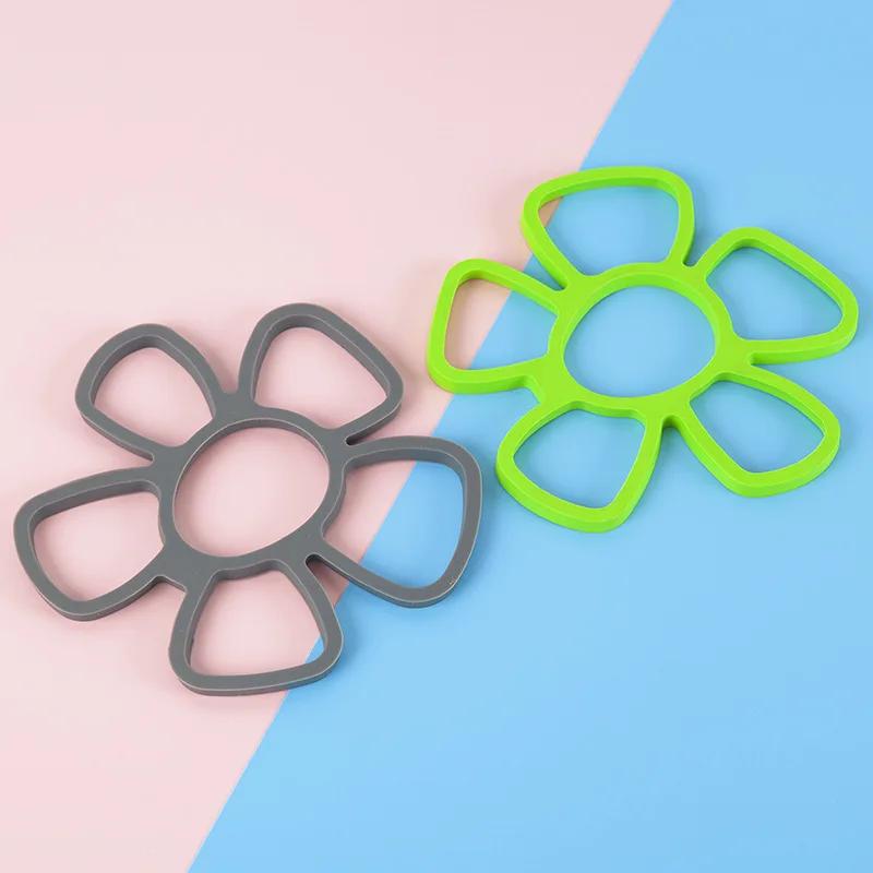 Silicone Hollow Flower Coasters High Temperature Thickened Waterproof Mat Dining Table Heat Insulation Mats Kitchen Accessory
Silicone Hollow Flower Coasters High Temperature Thickened Waterproof Mat Dining Table Heat Insulation Mats Kitchen Accessory